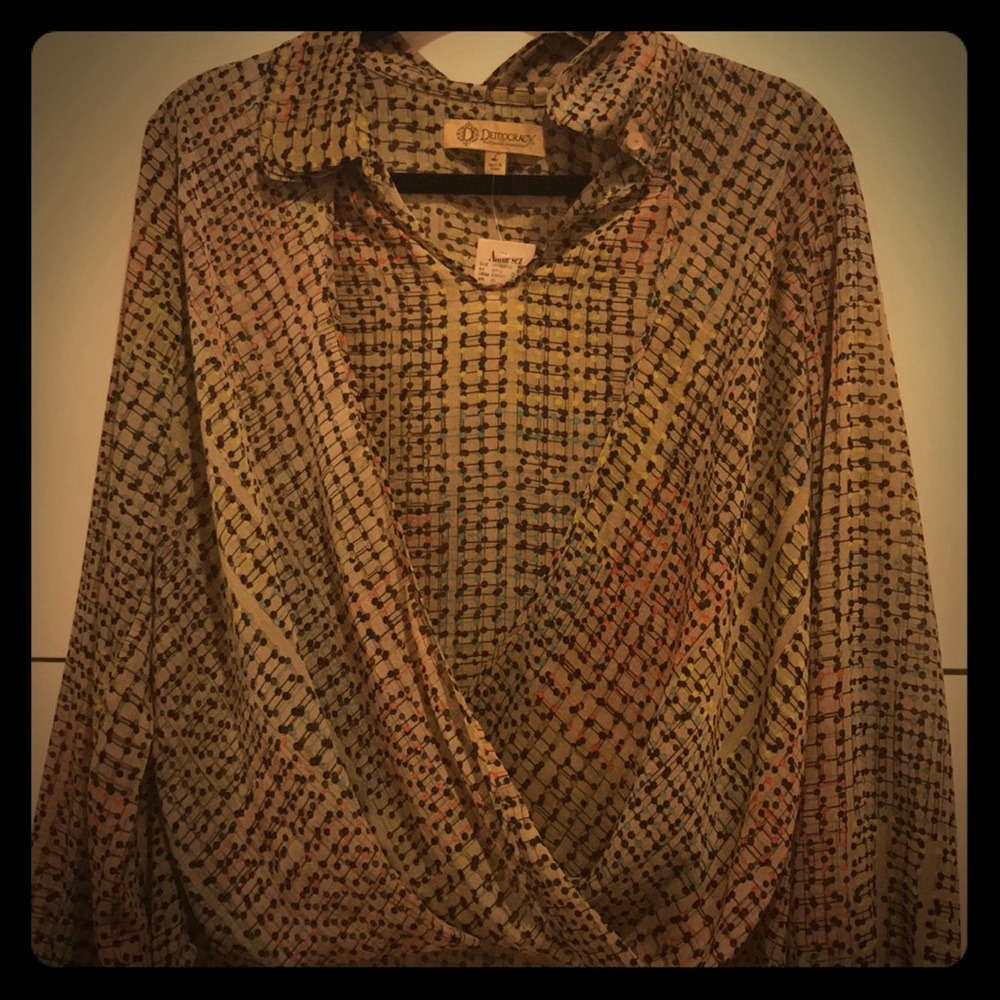 A long sleeve shirt with the tags on it